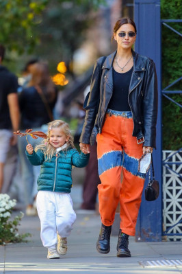 Irina Shayk is seen in New York | 18.10.2020