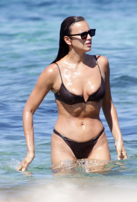Irina Shayk - Ibiza 08/06/2021