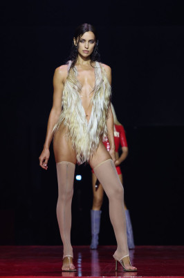 Irina Shayk – Walks Mowalola SS25 Satwalk at Magazine London 2024