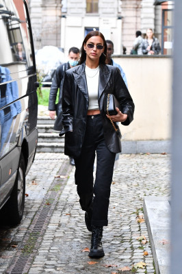 Irina Shayk is seen out after the show in Milan // 23,09.2020