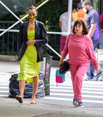 Irina Shayk is seen in New York // 19.10.2020