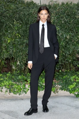 Irina Shayk - Giorgio Armani Fashion Show in Milan 09/25/2022