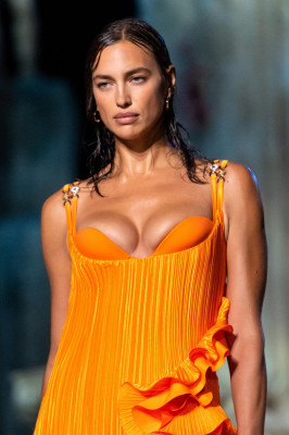 Irina Shayk - Versace Fashion Show, Milan // 23.09.2020
