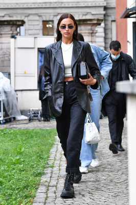 Irina Shayk is seen out after the show in Milan // 23,09.2020