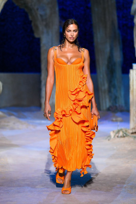 Irina Shayk - Versace Fashion Show, Milan // 23.09.2020