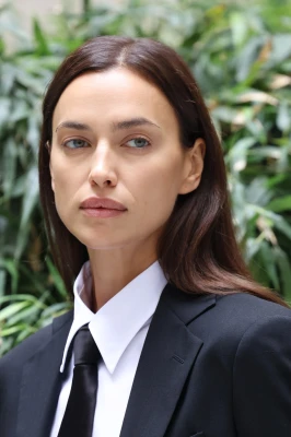 Irina Shayk - Giorgio Armani Fashion Show in Milan 09/25/2022