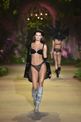 Isabeli Fontana - Intimissimi Fashion Show in Verona