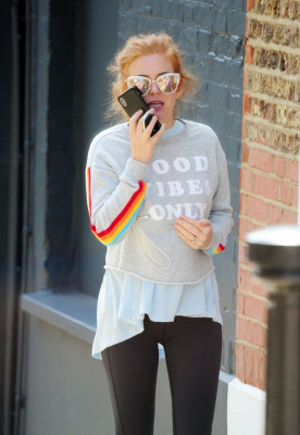 Isla Fisher Leaves a Nail Salon in London