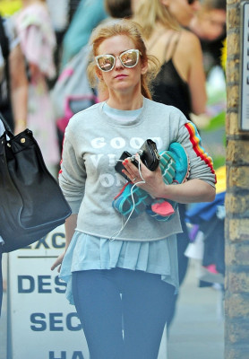 Isla Fisher Leaves a Nail Salon in London