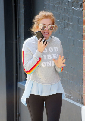 Isla Fisher Leaves a Nail Salon in London
