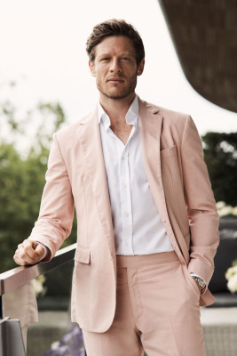 Возможно создать галерею для James Norton?