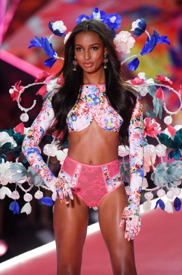 2018 VS Fashion Show Runway