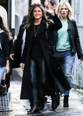 Jennifer Aniston – Arrives at “Jimmy Kimmel Live” in Los Angeles 12/05/2018