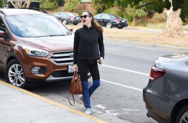 Jennifer Garner Street Style – Meets Up With Friends For a Coffee Date
