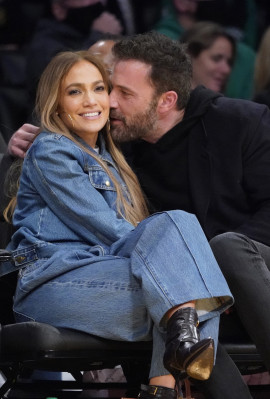 Jennifer Lopez - Boston Celtics vs. Los Angeles Lakers Game in LA 12/07/2021