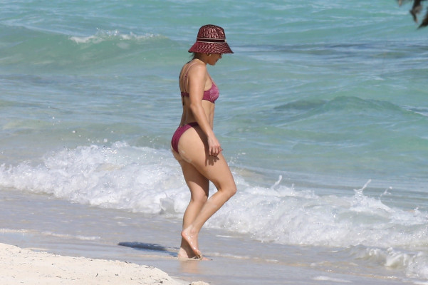 Jennifer Lopez - Turks and Caicos Islands, England // 05.01.2021
