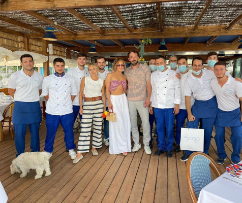 Jennifer Lopez - Lo Scoglio Restaurant in Nerano, Italy 07/28/2021