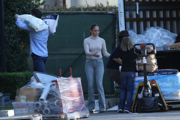 Jennifer Lopez - Pacific Palisades, Los Angeles 11/28/2021