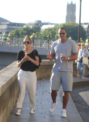 Jennifer Lopez and Alex Rodrigue at Berthillon on Île Saint-Louis in Paris