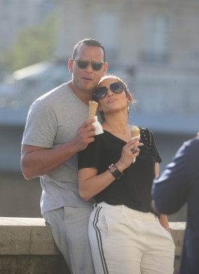 Jennifer Lopez and Alex Rodrigue at Berthillon on Île Saint-Louis in Paris