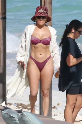 Jennifer Lopez - Turks and Caicos Islands, England // 05.01.2021