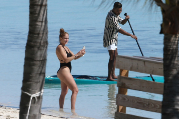 Jennifer Lopez - Turks and Caicos Islands, England // 06.01.2021