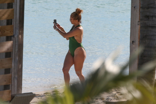 Jennifer Lopez - Turks and Caicos Islands, England // 04.01.2021
