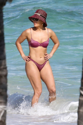 Jennifer Lopez - Turks and Caicos Islands, England // 05.01.2021