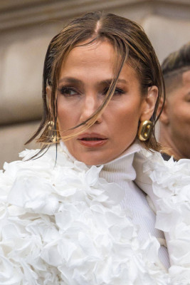 Jennifer Lopez – Schiaparelli SS2024 Show at Paris Fashion Week