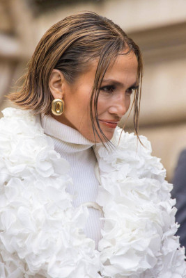 Jennifer Lopez – Schiaparelli SS2024 Show at Paris Fashion Week