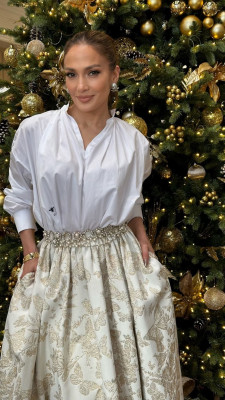 Jennifer Lopez and her Christmas tree 12/12/23
