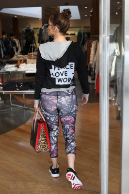 Jennifer Lopez in Spandex – Shopping in Beverly Hills