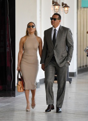 Jennifer Lopez – Shopping for Jewelry in Miami
