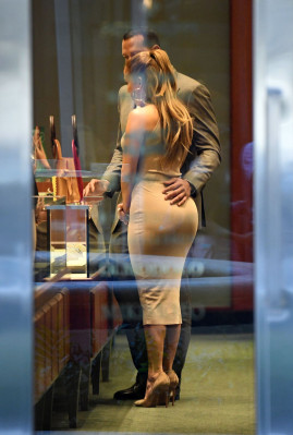 Jennifer Lopez – Shopping for Jewelry in Miami