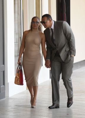 Jennifer Lopez – Shopping for Jewelry in Miami