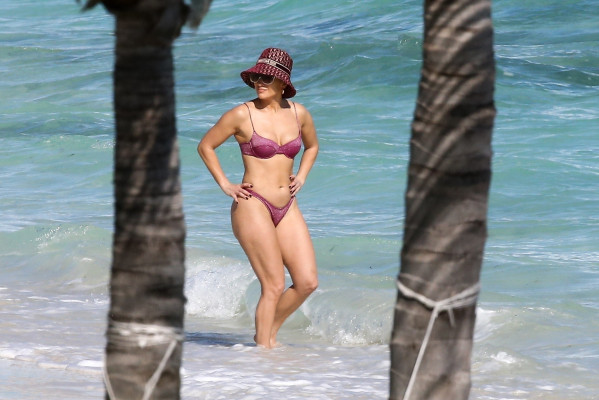 Jennifer Lopez - Turks and Caicos Islands, England // 05.01.2021