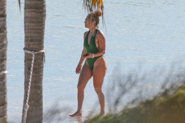Jennifer Lopez - Turks and Caicos Islands, England // 04.01.2021