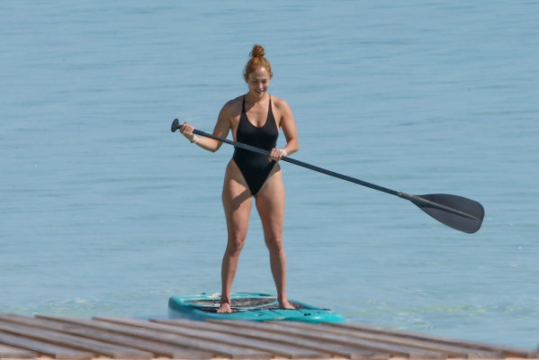 Jennifer Lopez - Turks and Caicos Islands, England // 06.01.2021