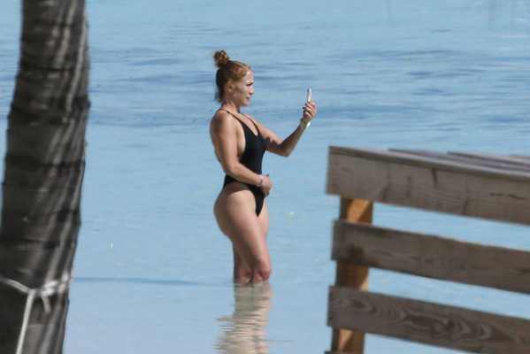 Jennifer Lopez - Turks and Caicos Islands, England // 06.01.2021