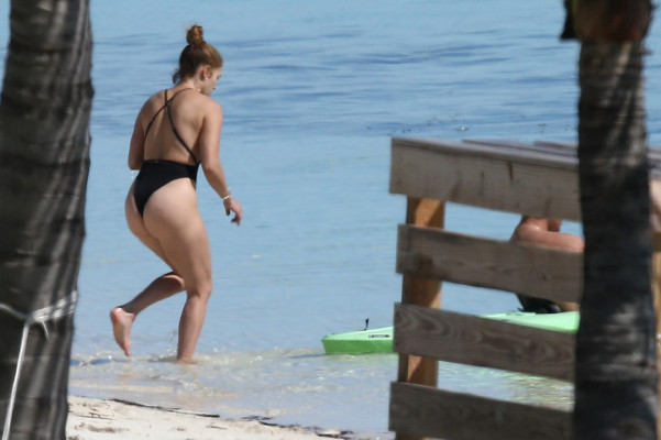 Jennifer Lopez - Turks and Caicos Islands, England // 06.01.2021