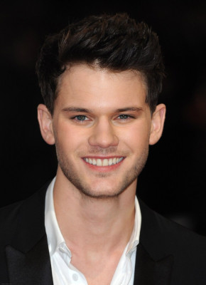 Jeremy Irvine pic #748960