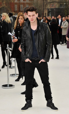 Jeremy Irvine pic #750591