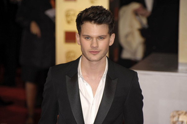 Jeremy Irvine pic #748948