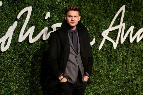 Jeremy Irvine pic #777601