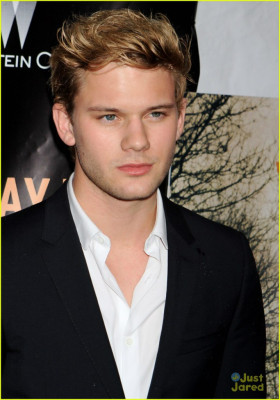 Jeremy Irvine pic #744253