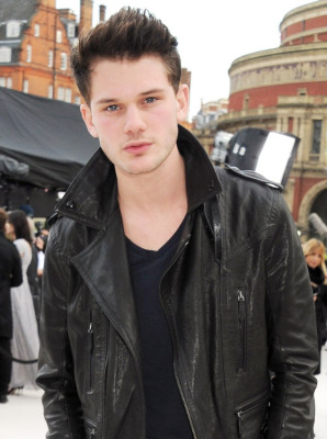 Jeremy Irvine pic #750590