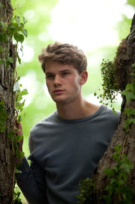 Jeremy Irvine pic #742546