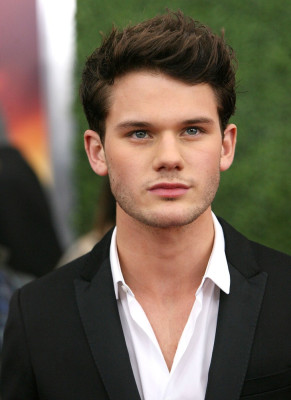 Jeremy Irvine pic #742542