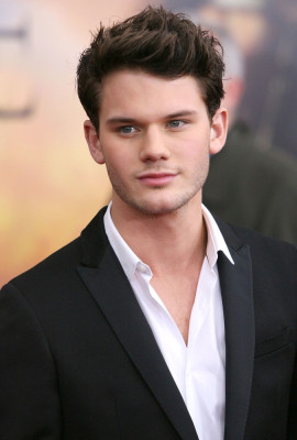 Jeremy Irvine pic #742543