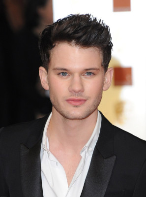 Jeremy Irvine pic #748954